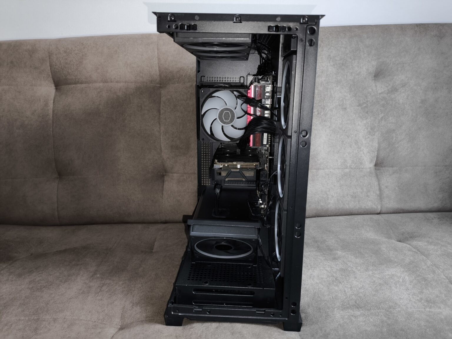 Modecom Volcano Stellar Plus ARGB Midi 8F Black - test obudowy w nowej wersji. Propozycja dla fanów rozbudowanego podświetlenia ARGB i większej ilości miejsca we wnętrzu