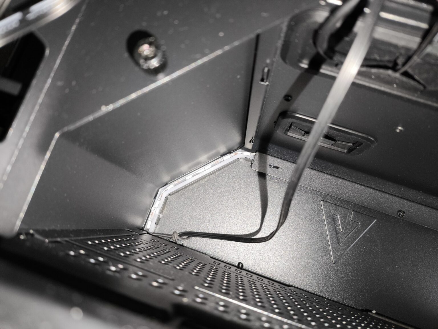 Modecom Volcano Stellar Plus ARGB Midi 8F Black - test obudowy w nowej wersji. Propozycja dla fanów rozbudowanego podświetlenia ARGB i większej ilości miejsca we wnętrzu