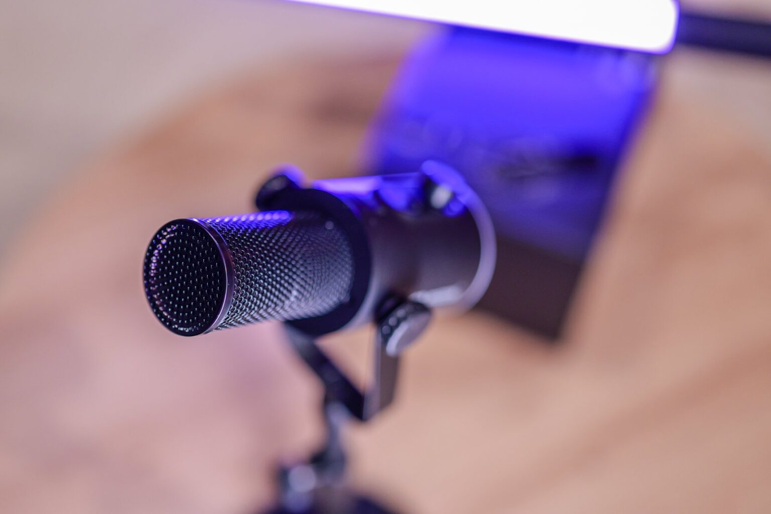 Kompaktowy mikrofon studyjny w dobrej cenie - Recenzja Mozos GM-ONE-BK