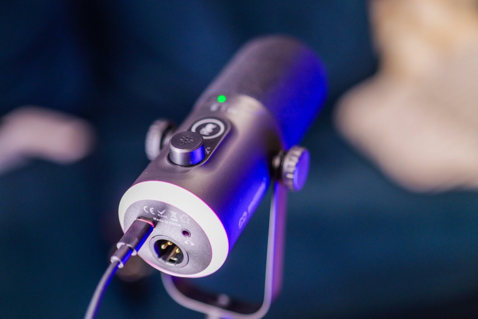 Kompaktowy mikrofon studyjny w dobrej cenie - Recenzja Mozos GM-ONE-BK