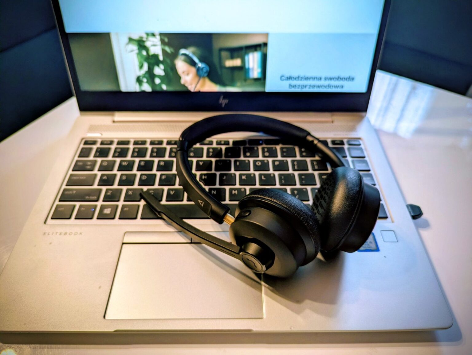 Zestaw słuchawkowy idealny do pracy - Recenzja Creative Chat Wireless