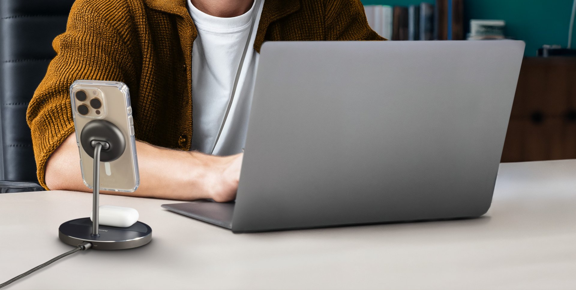 Premiera ładowarki indukcyjnej Hama Stand 2w1 Qi2 Fast Charge o mocy 15 W na iPhone'a i słuchawki