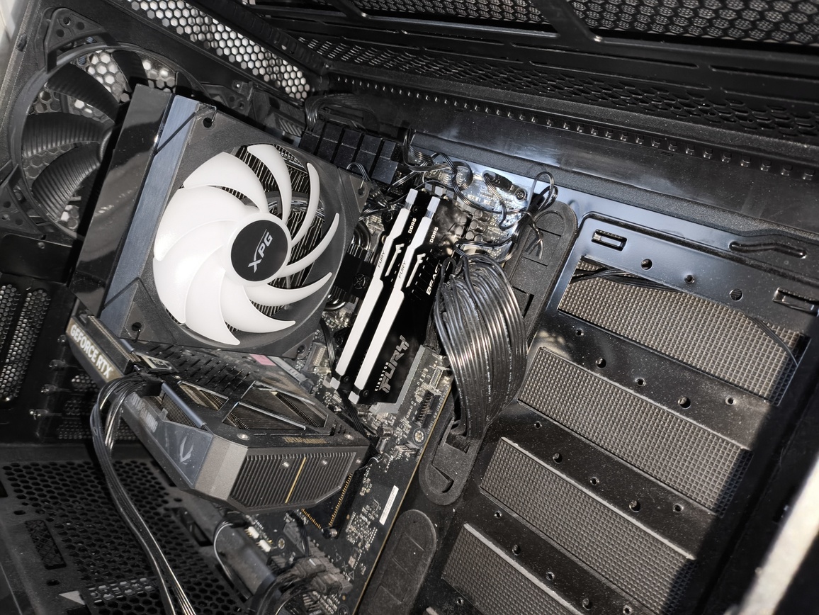 XPG Maestro Plus 42SA – test chłodzenia. Budżetowo i mało wydajnie. Ale za to z wyświetlaczem i ARGB na wyposażeniu