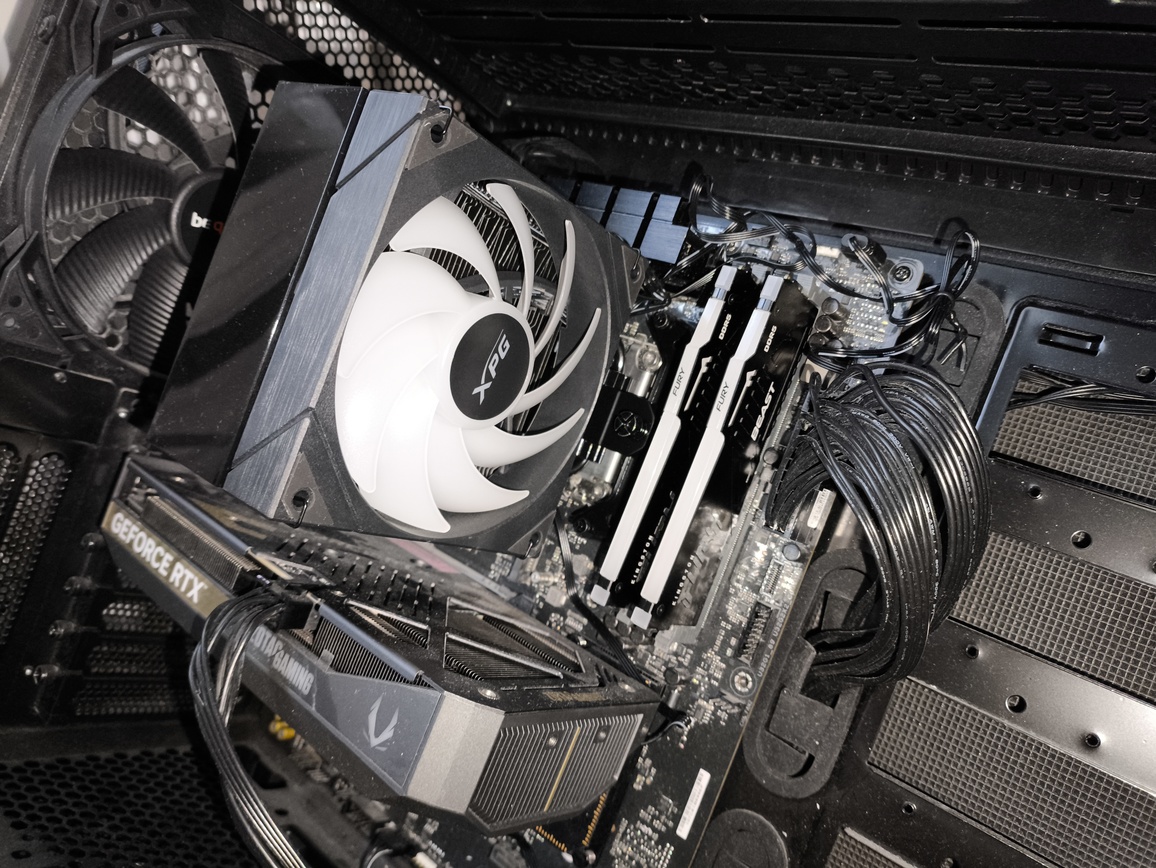 XPG Maestro Plus 42SA – test chłodzenia. Budżetowo i mało wydajnie. Ale za to z wyświetlaczem i ARGB na wyposażeniu