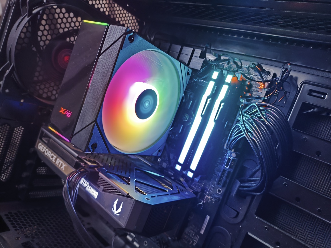 XPG Maestro Plus 42SA – test chłodzenia. Budżetowo i mało wydajnie. Ale za to z wyświetlaczem i ARGB na wyposażeniu