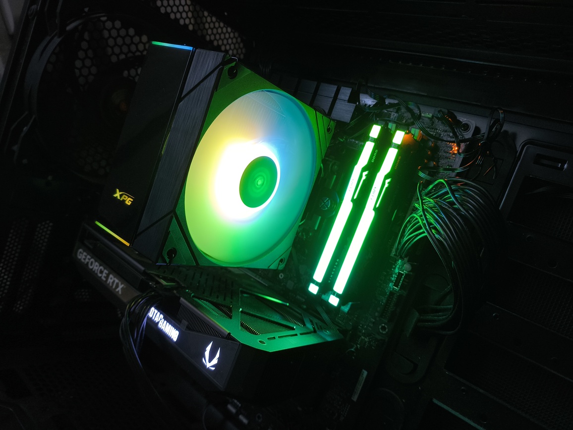 XPG Maestro Plus 42SA – test chłodzenia. Budżetowo i mało wydajnie. Ale za to z wyświetlaczem i ARGB na wyposażeniu