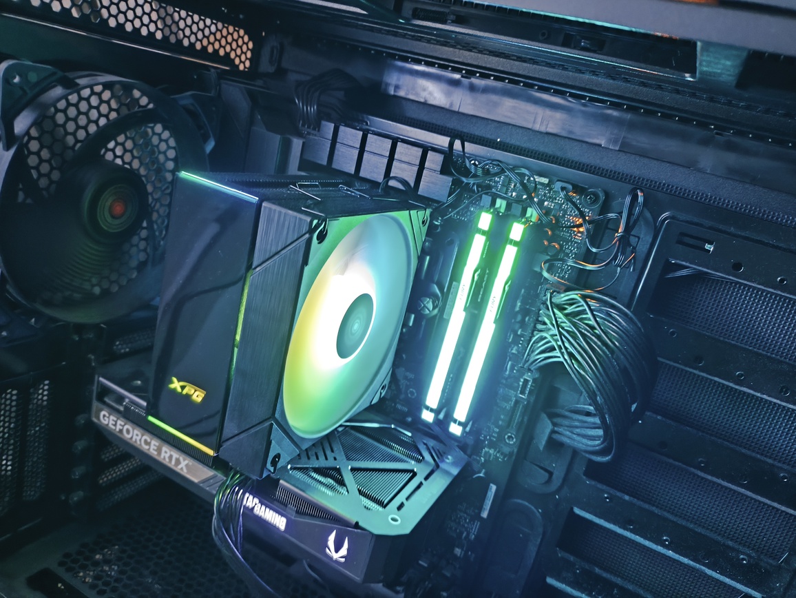 XPG Maestro Plus 42SA – test chłodzenia. Budżetowo i mało wydajnie. Ale za to z wyświetlaczem i ARGB na wyposażeniu