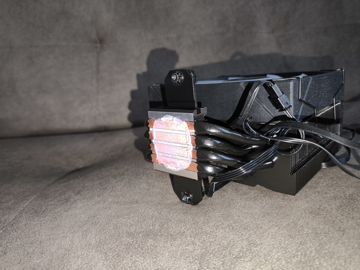 XPG Maestro Plus 42SA – test chłodzenia. Budżetowo i mało wydajnie. Ale za to z wyświetlaczem i ARGB na wyposażeniu