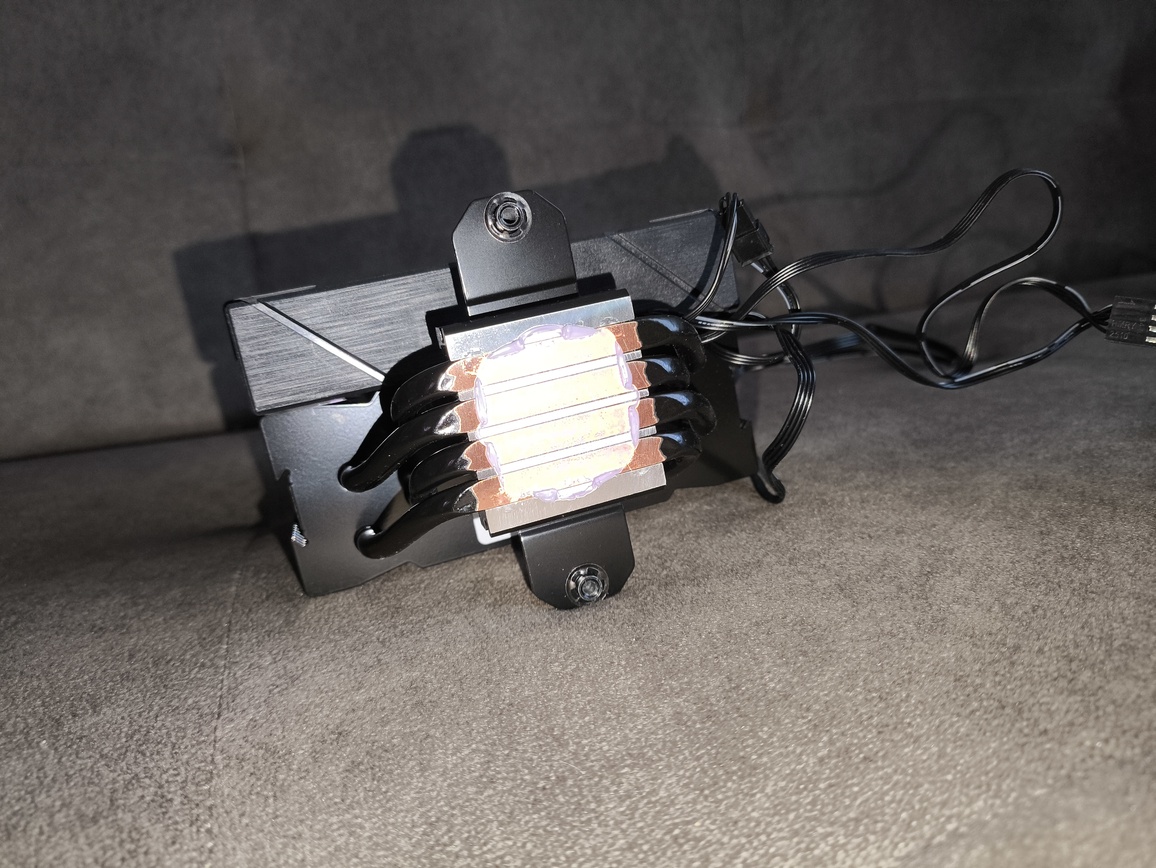 XPG Maestro Plus 42SA – test chłodzenia. Budżetowo i mało wydajnie. Ale za to z wyświetlaczem i ARGB na wyposażeniu