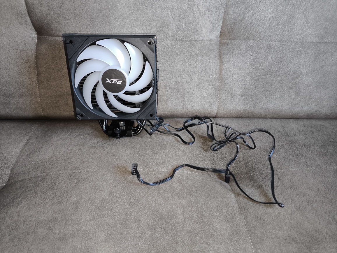 XPG Maestro Plus 42SA – test chłodzenia. Budżetowo i mało wydajnie. Ale za to z wyświetlaczem i ARGB na wyposażeniu