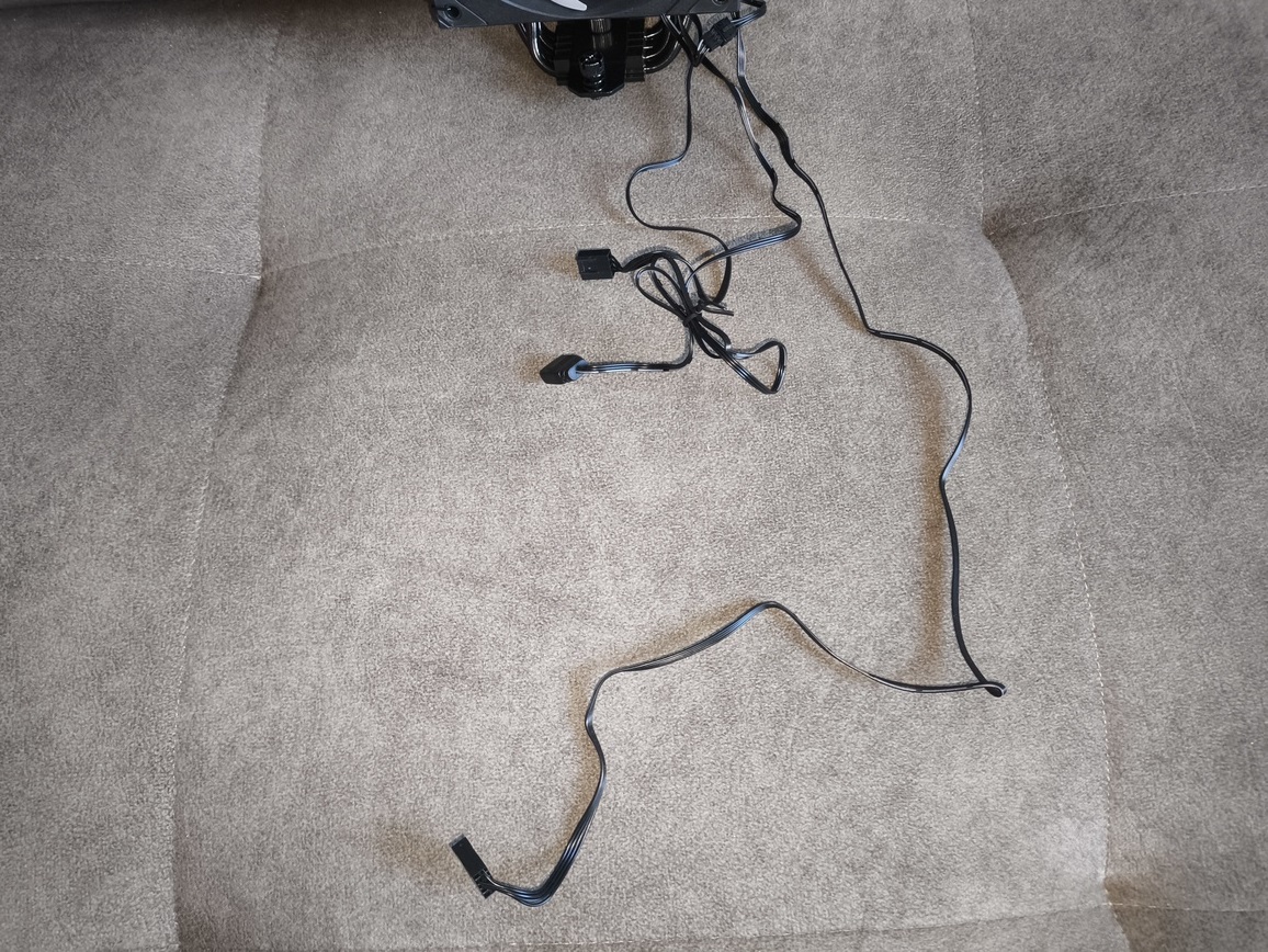 XPG Maestro Plus 42SA – test chłodzenia. Budżetowo i mało wydajnie. Ale za to z wyświetlaczem i ARGB na wyposażeniu