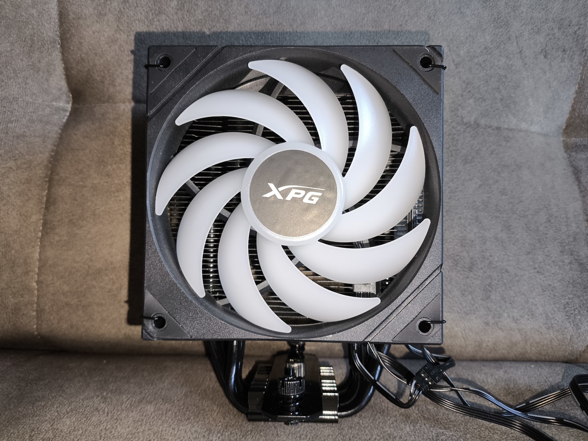 XPG Maestro Plus 42SA – test chłodzenia. Budżetowo i mało wydajnie. Ale za to z wyświetlaczem i ARGB na wyposażeniu