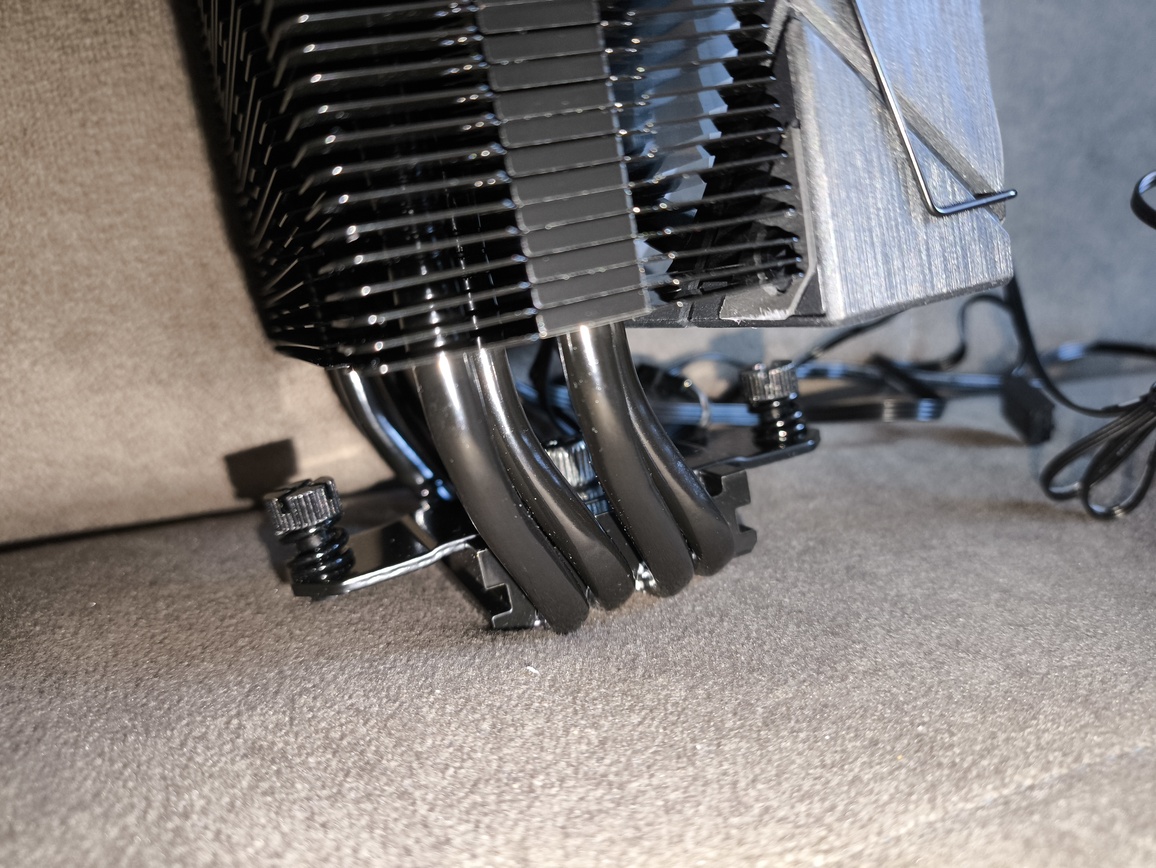 XPG Maestro Plus 42SA – test chłodzenia. Budżetowo i mało wydajnie. Ale za to z wyświetlaczem i ARGB na wyposażeniu