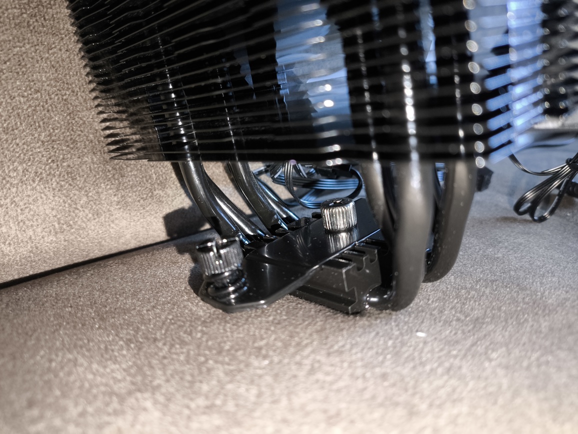 XPG Maestro Plus 42SA – test chłodzenia. Budżetowo i mało wydajnie. Ale za to z wyświetlaczem i ARGB na wyposażeniu