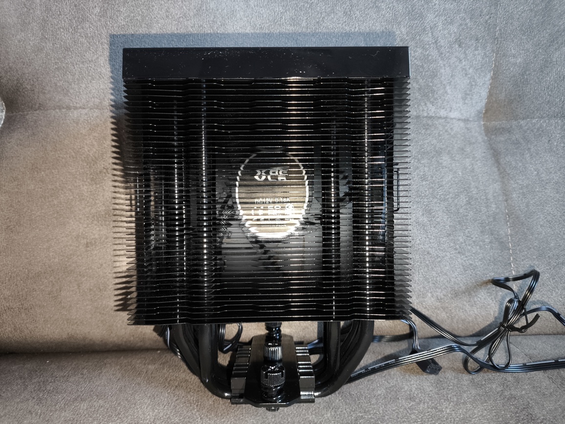 XPG Maestro Plus 42SA – test chłodzenia. Budżetowo i mało wydajnie. Ale za to z wyświetlaczem i ARGB na wyposażeniu