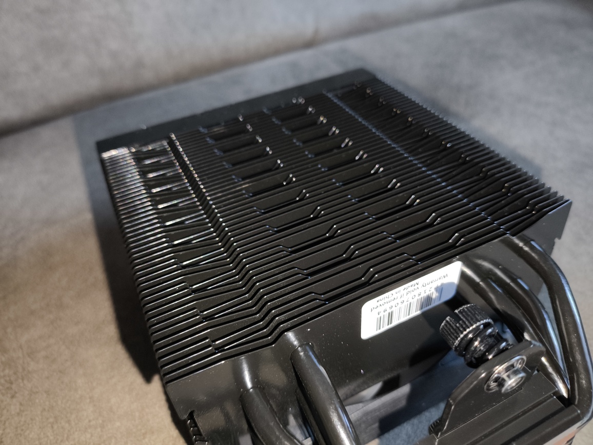 XPG Maestro Plus 42SA – test chłodzenia. Budżetowo i mało wydajnie. Ale za to z wyświetlaczem i ARGB na wyposażeniu