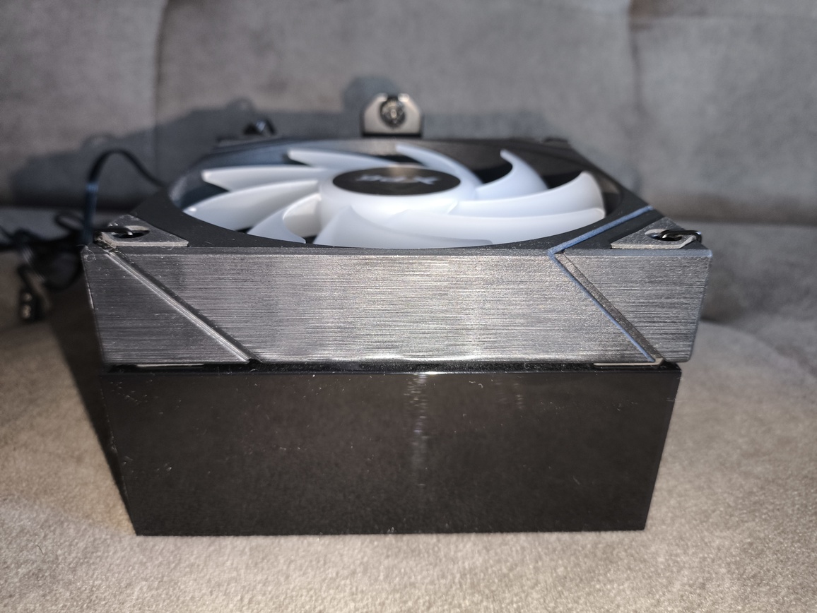 XPG Maestro Plus 42SA – test chłodzenia. Budżetowo i mało wydajnie. Ale za to z wyświetlaczem i ARGB na wyposażeniu