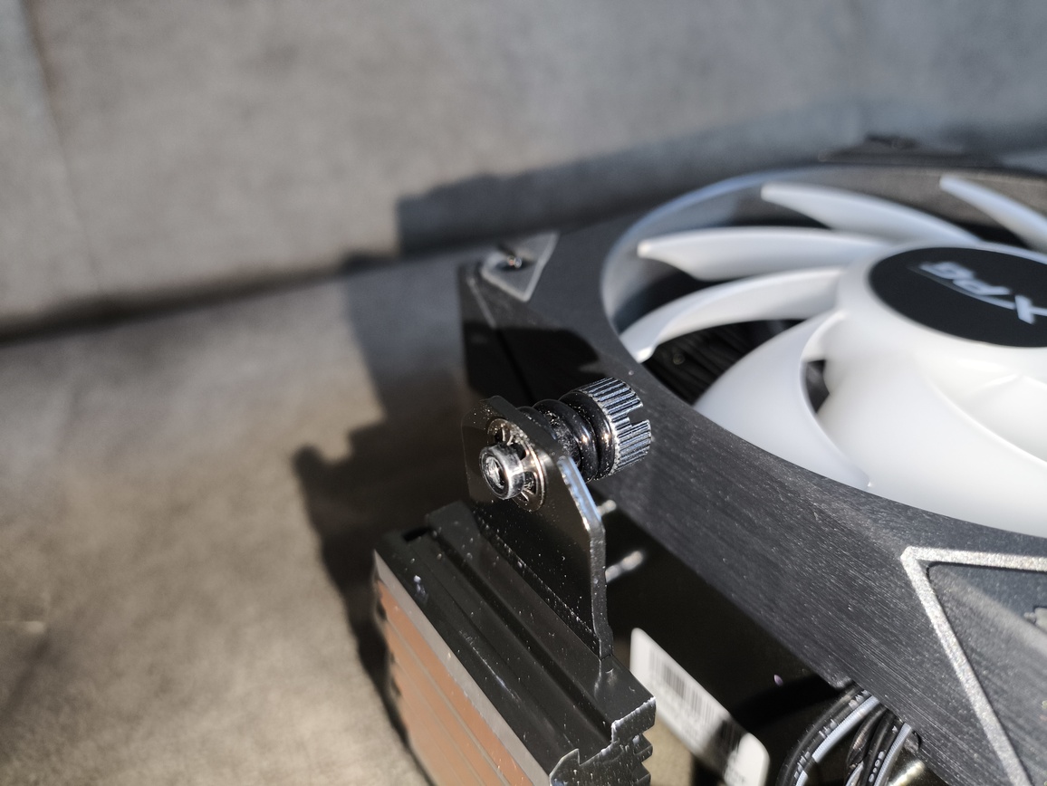 XPG Maestro Plus 42SA – test chłodzenia. Budżetowo i mało wydajnie. Ale za to z wyświetlaczem i ARGB na wyposażeniu