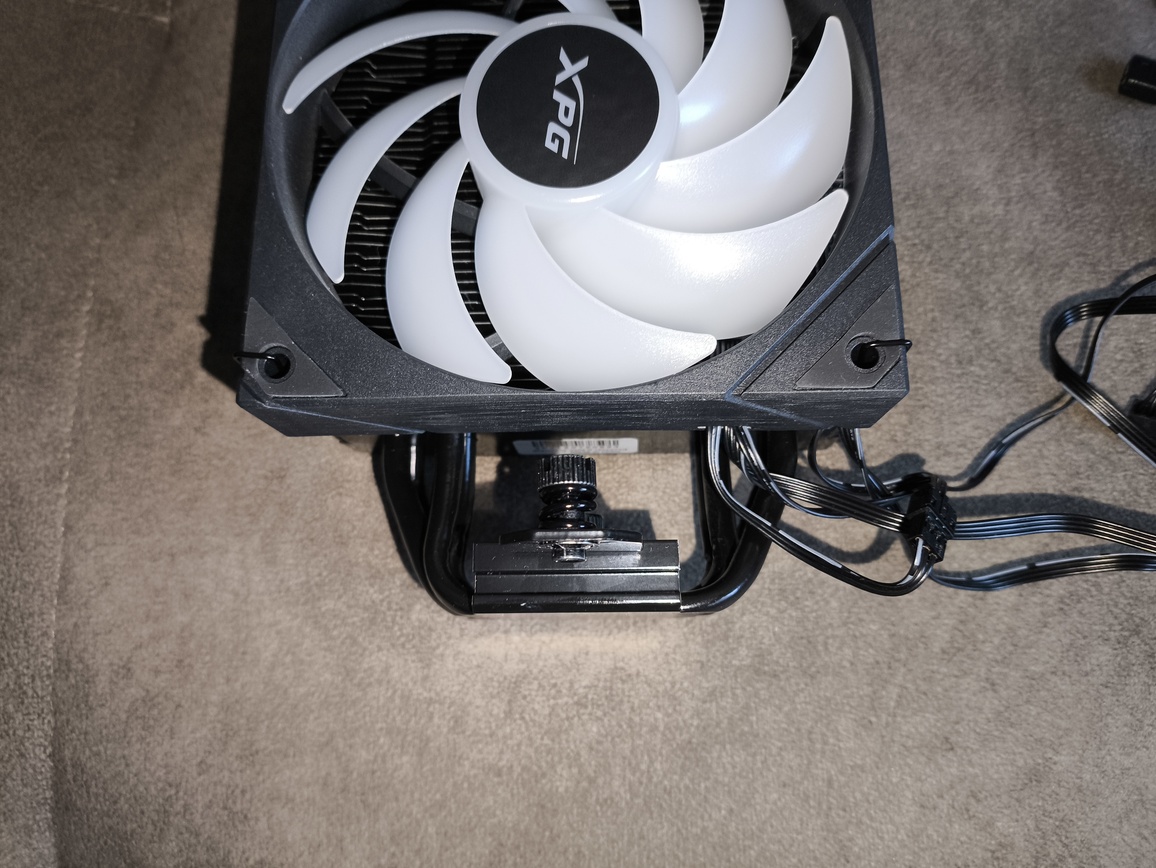 XPG Maestro Plus 42SA – test chłodzenia. Budżetowo i mało wydajnie. Ale za to z wyświetlaczem i ARGB na wyposażeniu