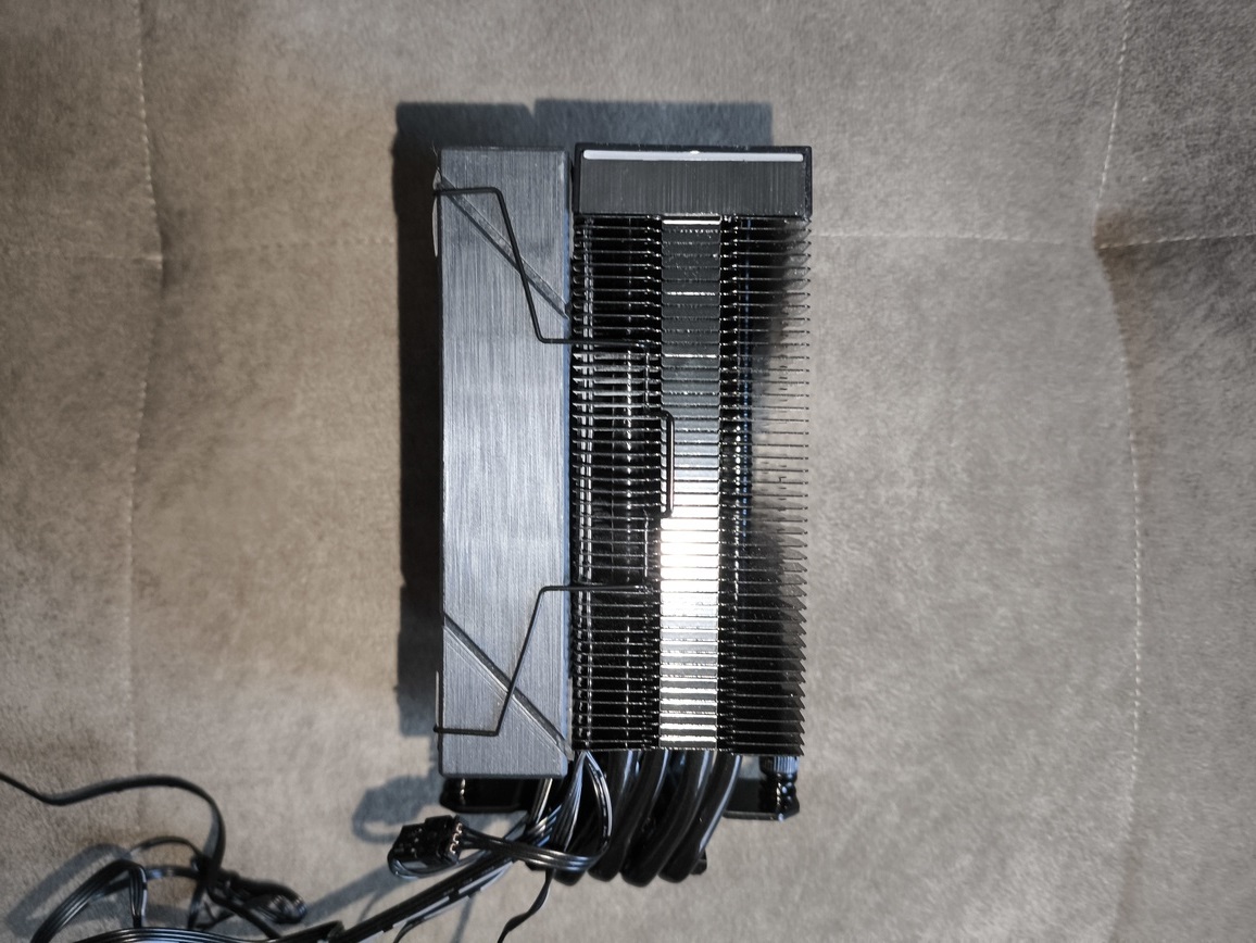 XPG Maestro Plus 42SA – test chłodzenia. Budżetowo i mało wydajnie. Ale za to z wyświetlaczem i ARGB na wyposażeniu