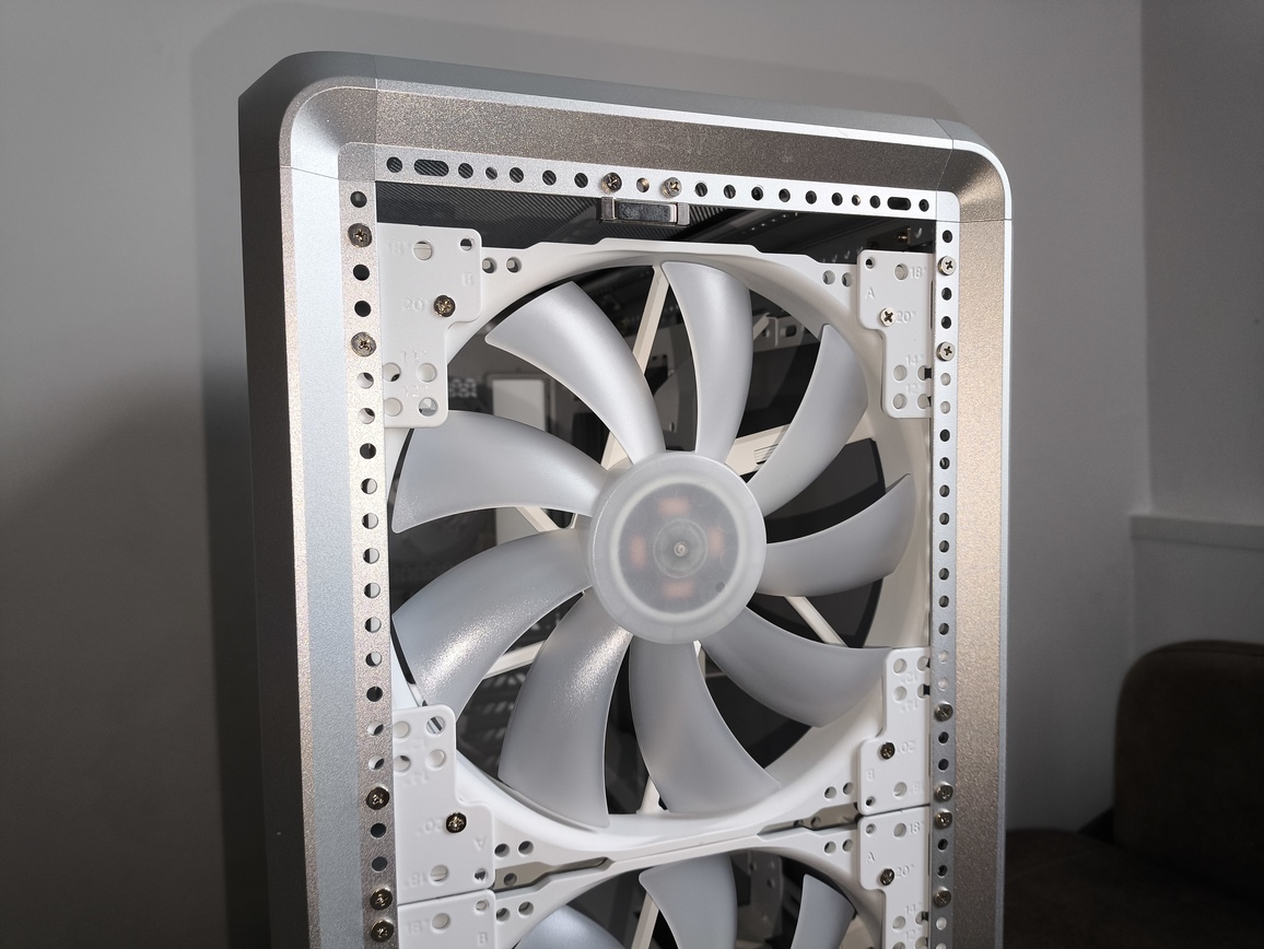 Cooler Master MasterFrame 500 Silver - recenzja obudowy. To mniejszy brat modelu MasterFrame 600 ale czy równie ciekawy?