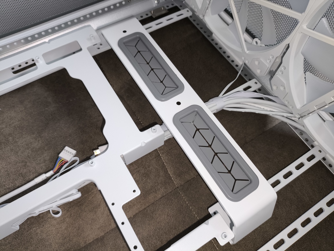 Cooler Master MasterFrame 500 Silver - recenzja obudowy. To mniejszy brat modelu MasterFrame 600 ale czy równie ciekawy?