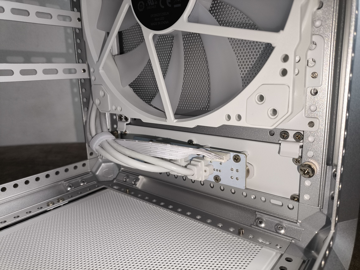 Cooler Master MasterFrame 500 Silver - recenzja obudowy. To mniejszy brat modelu MasterFrame 600 ale czy równie ciekawy?