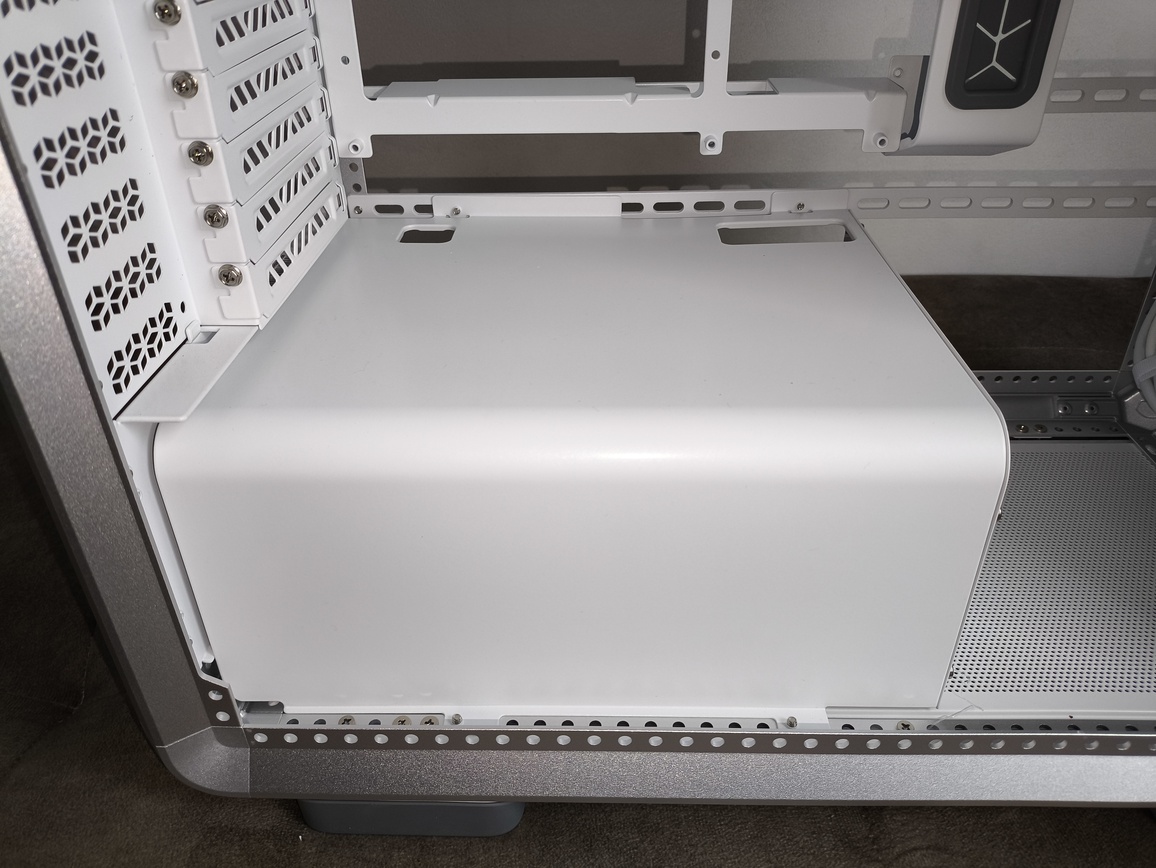 Cooler Master MasterFrame 500 Silver - recenzja obudowy. To mniejszy brat modelu MasterFrame 600 ale czy równie ciekawy?