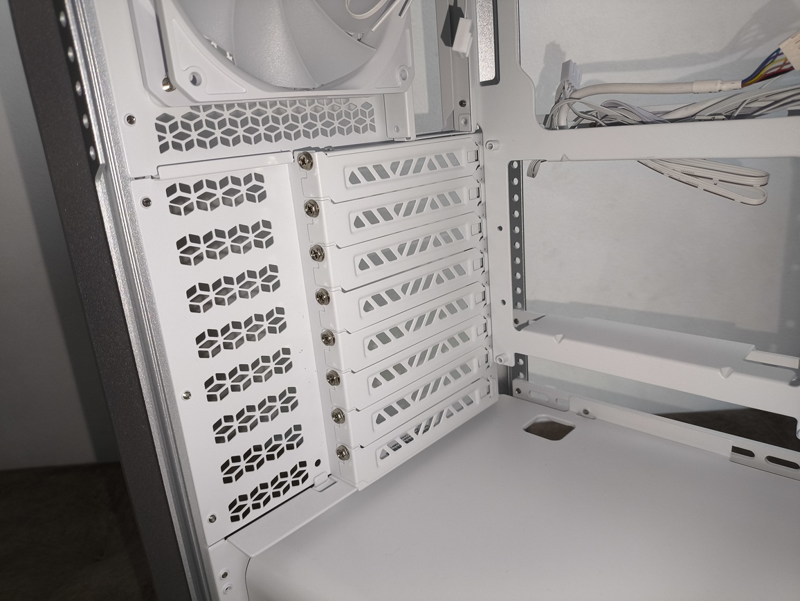 Cooler Master MasterFrame 500 Silver - recenzja obudowy. To mniejszy brat modelu MasterFrame 600 ale czy równie ciekawy?