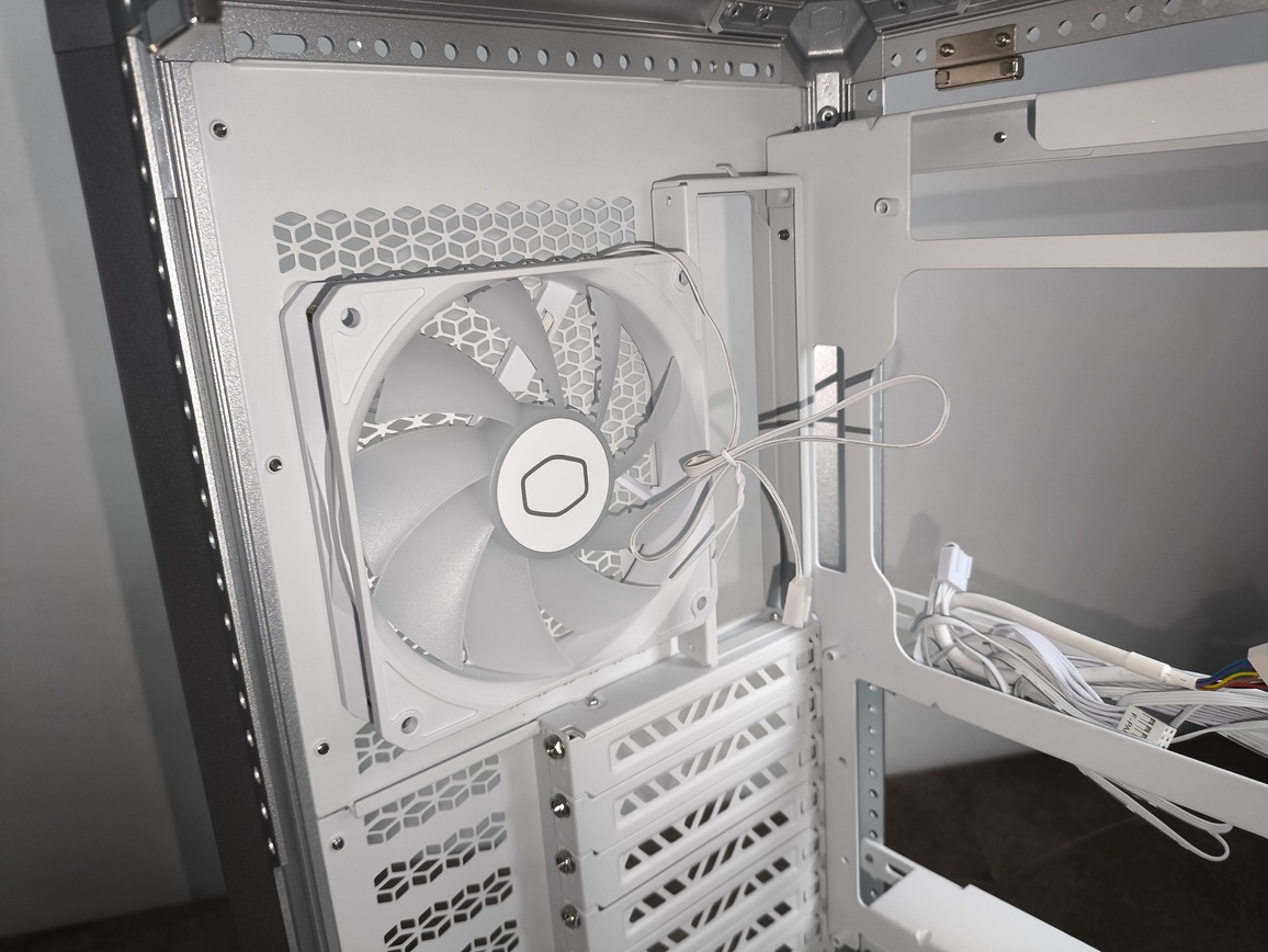 Cooler Master MasterFrame 500 Silver - recenzja obudowy. To mniejszy brat modelu MasterFrame 600 ale czy równie ciekawy?