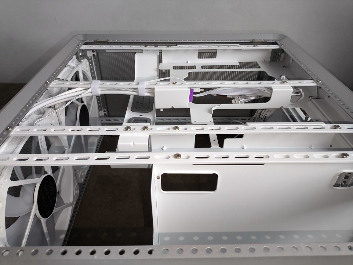 Cooler Master MasterFrame 500 Silver - recenzja obudowy. To mniejszy brat modelu MasterFrame 600 ale czy równie ciekawy?