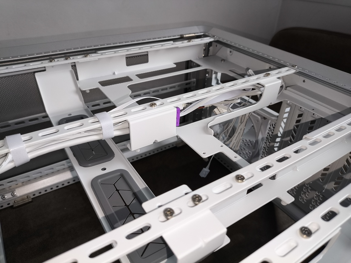 Cooler Master MasterFrame 500 Silver - recenzja obudowy. To mniejszy brat modelu MasterFrame 600 ale czy równie ciekawy?