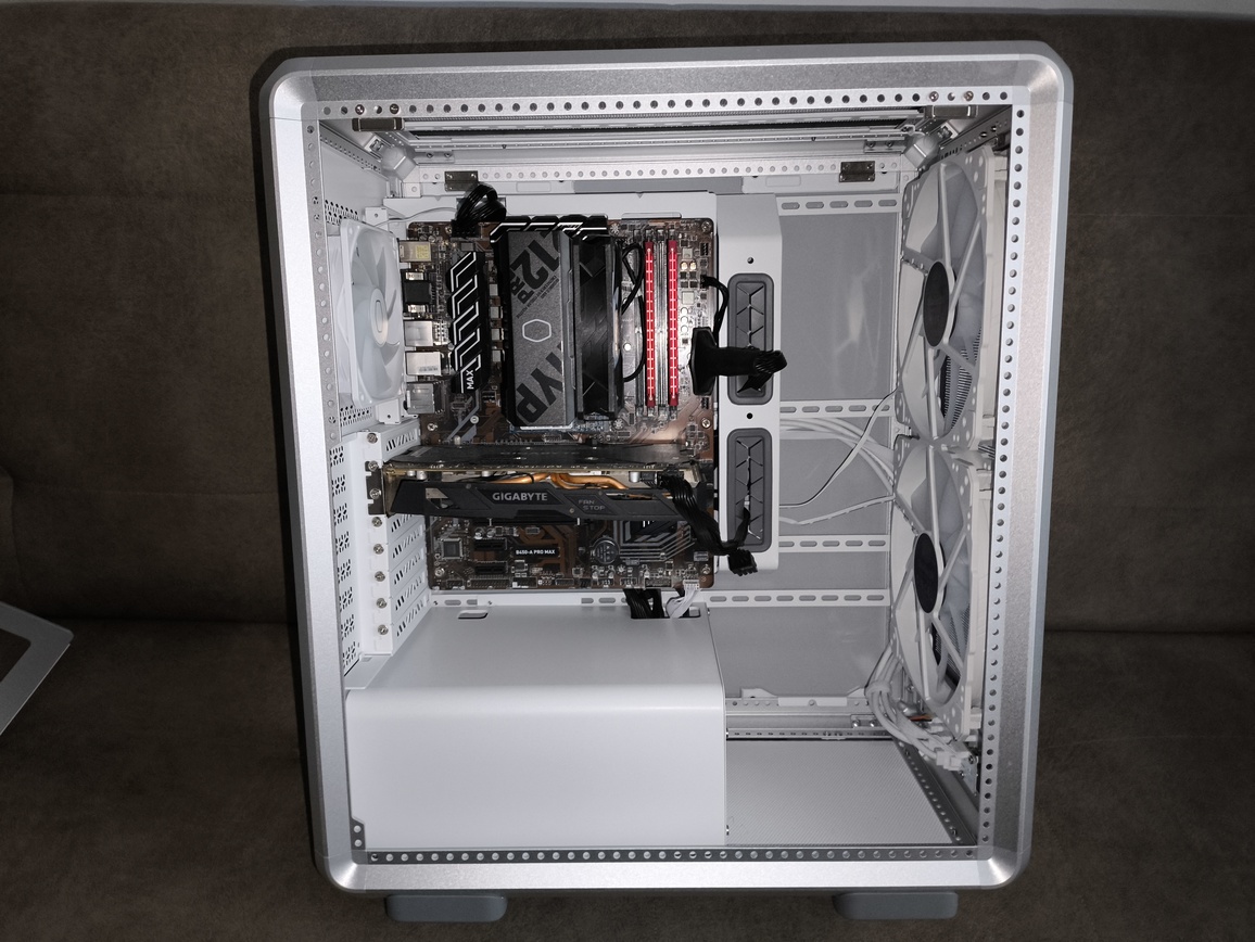 Cooler Master MasterFrame 500 Silver - recenzja obudowy. To mniejszy brat modelu MasterFrame 600 ale czy równie ciekawy?