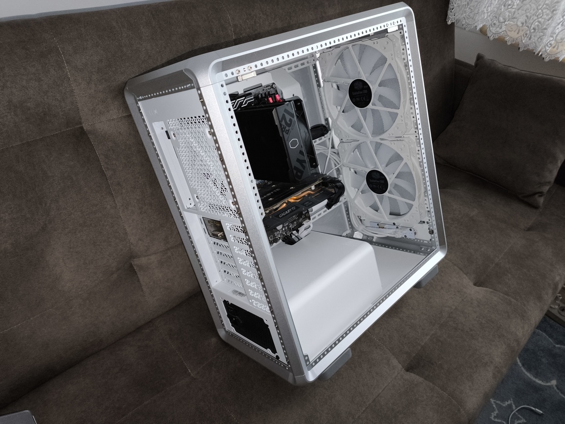 Cooler Master MasterFrame 500 Silver - recenzja obudowy. To mniejszy brat modelu MasterFrame 600 ale czy równie ciekawy?