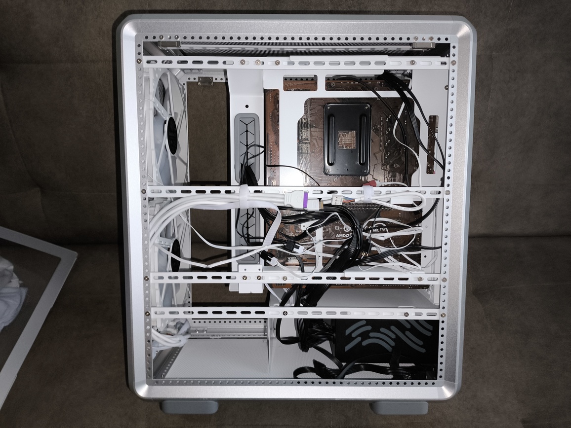 Cooler Master MasterFrame 500 Silver - recenzja obudowy. To mniejszy brat modelu MasterFrame 600 ale czy równie ciekawy?