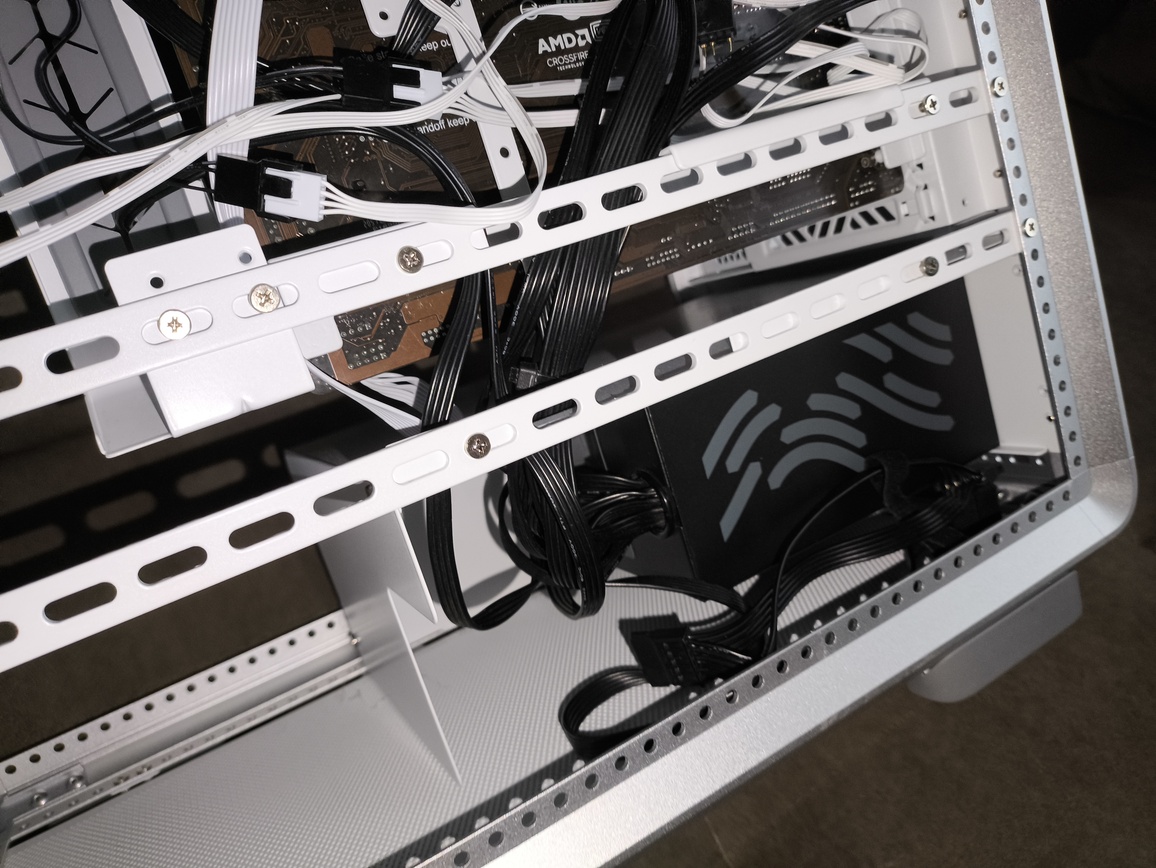 Cooler Master MasterFrame 500 Silver - recenzja obudowy. To mniejszy brat modelu MasterFrame 600 ale czy równie ciekawy?