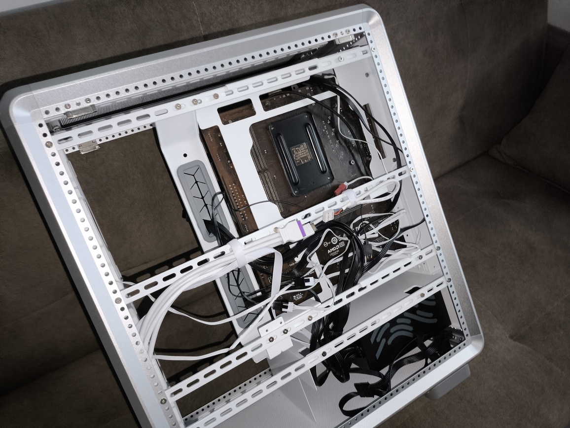 Cooler Master MasterFrame 500 Silver - recenzja obudowy. To mniejszy brat modelu MasterFrame 600 ale czy równie ciekawy?