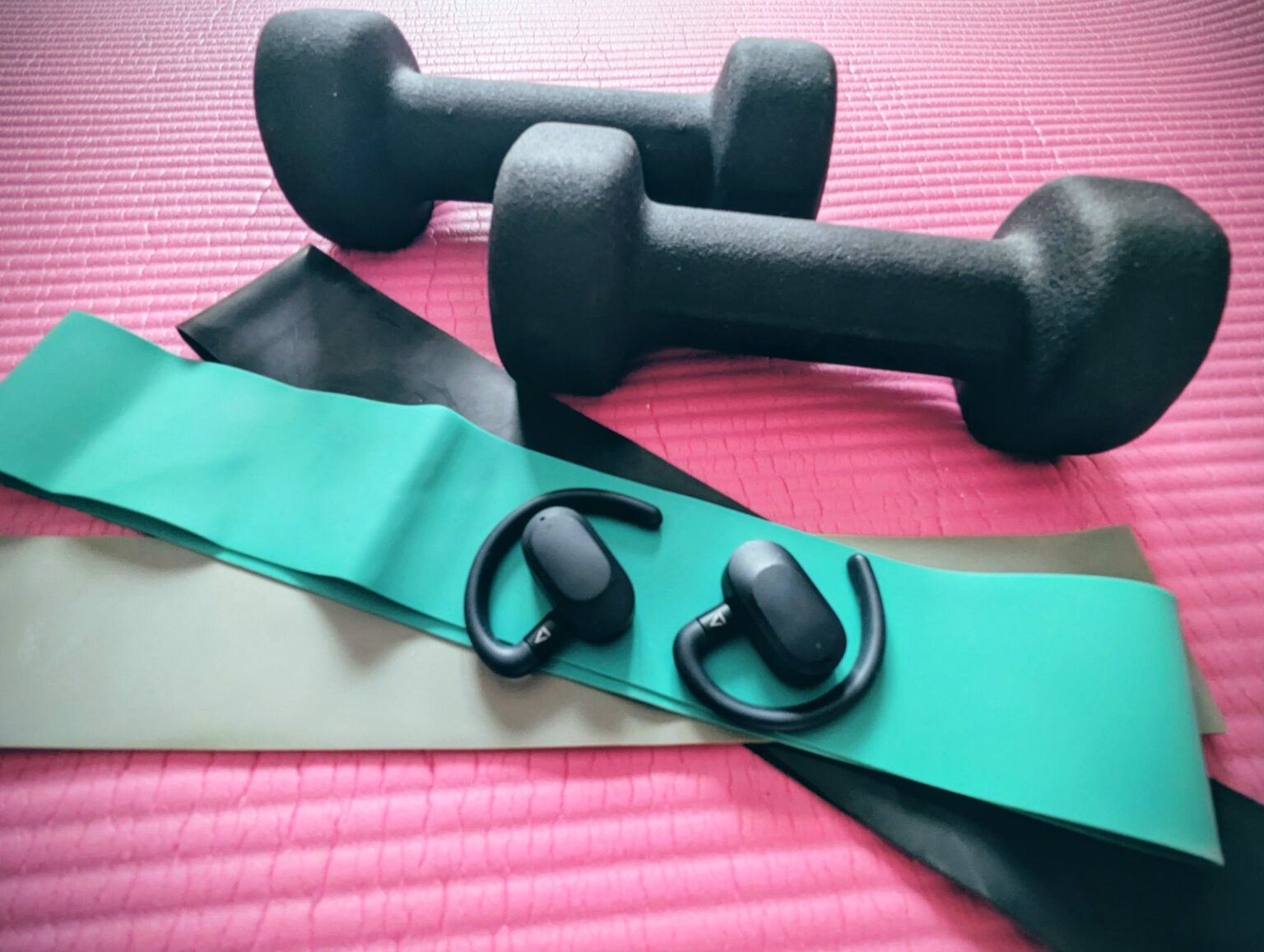 Słuchawki idealne na trening i nie tylko - Recenzja Creative Outlier GO