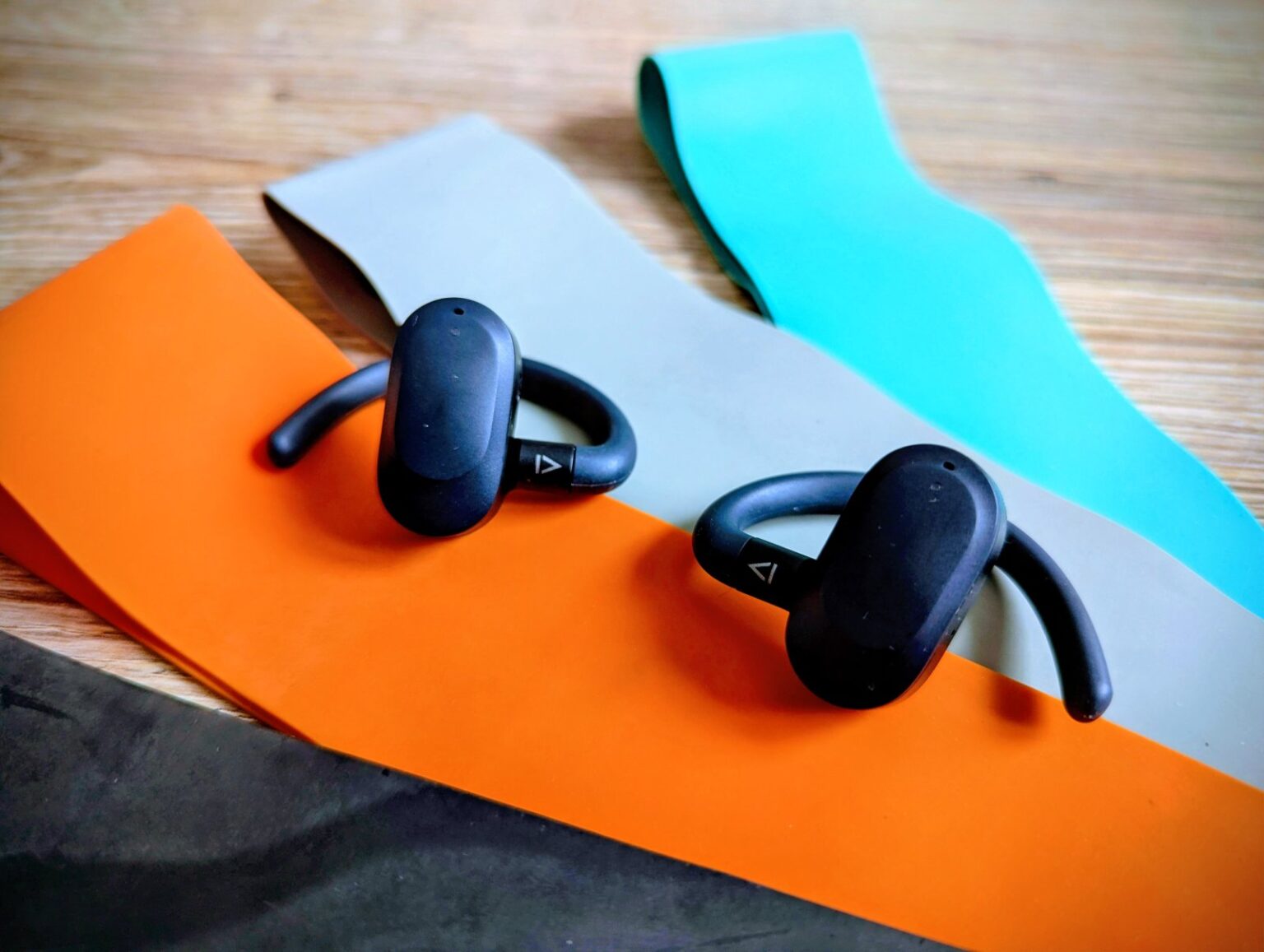 Słuchawki idealne na trening i nie tylko - Recenzja Creative Outlier GO