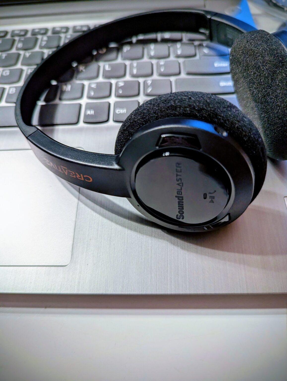 Słuchawki w do pracy, nauki i rozrywki - Recenzja Sound Blaster JAM V2