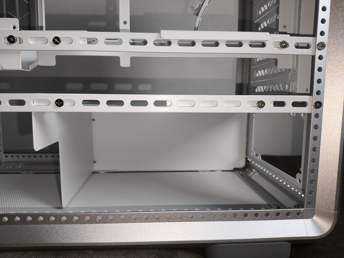 Cooler Master MasterFrame 500 Silver - recenzja obudowy. To mniejszy brat modelu MasterFrame 600 ale czy równie ciekawy?