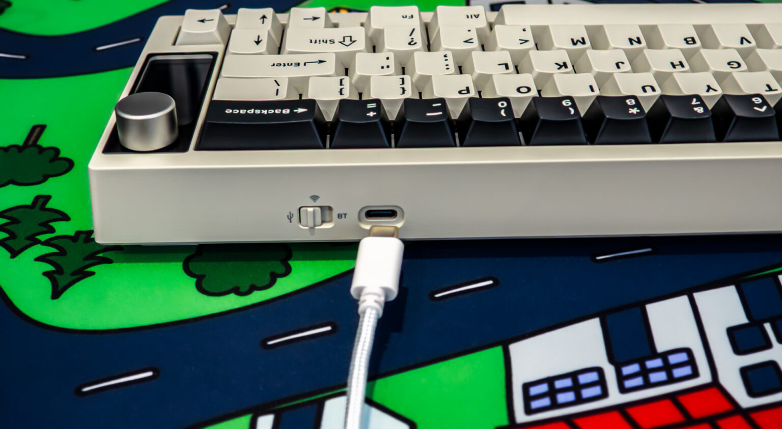 Krux Drox - premierowy test. Fajna retro-klawiatura 65% wyposażona w ekran LCD