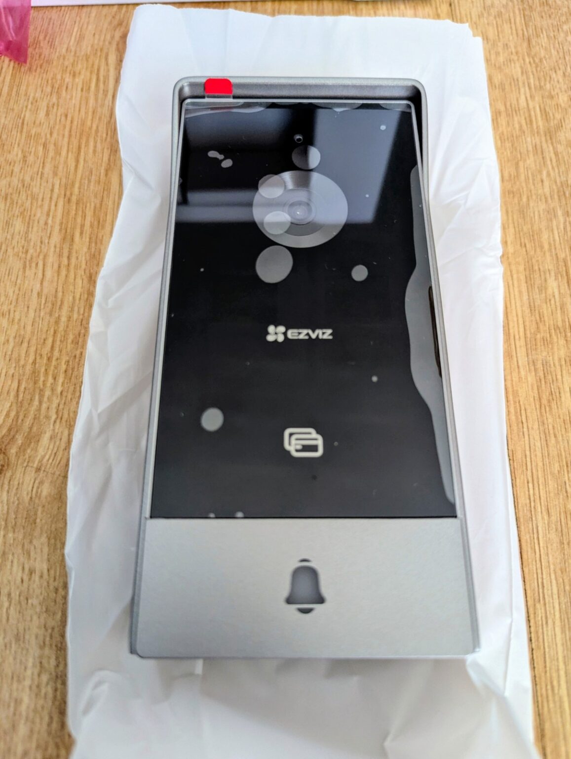 Uniwersalny wideodomofon z dodatkowymi funkcjami - Recenzja EZVIZ HP5