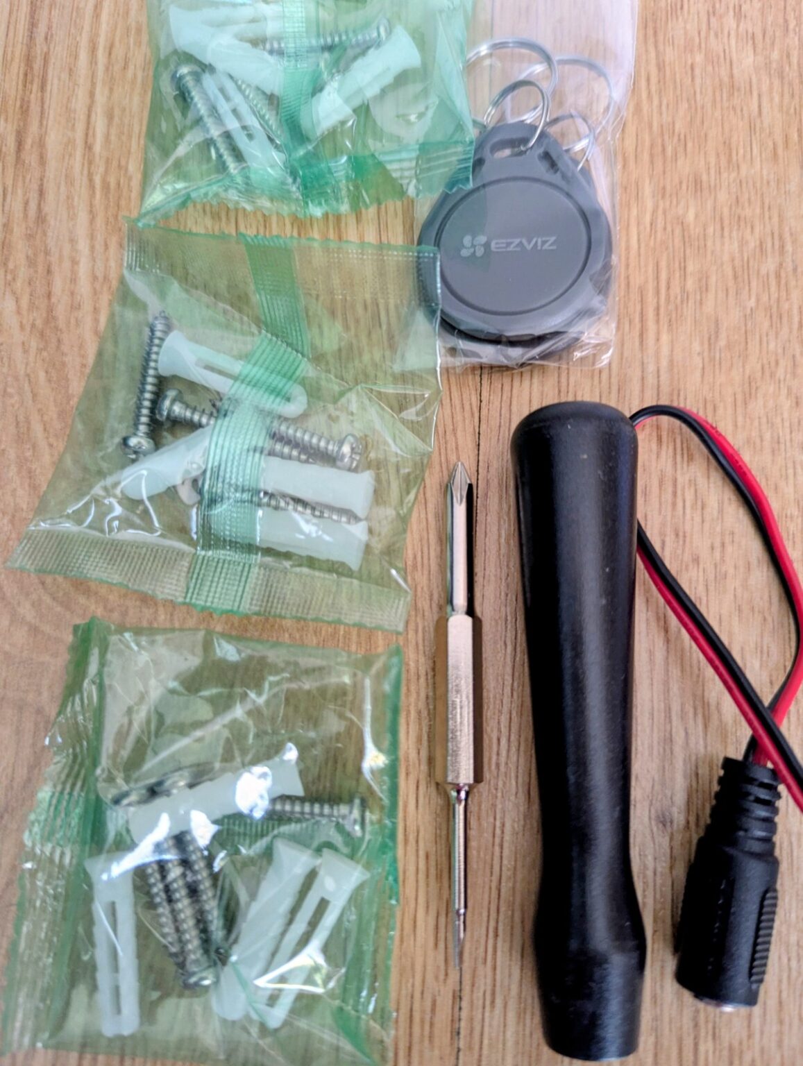 Uniwersalny wideodomofon z dodatkowymi funkcjami - Recenzja EZVIZ HP5