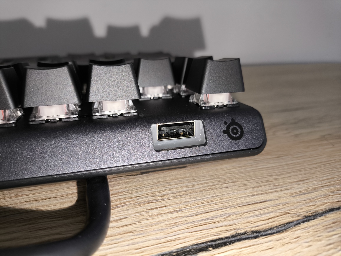 SteelSeries Apex 7 TKL - test. Stara ale wciąż jara. Jednak z kilkoma wadami