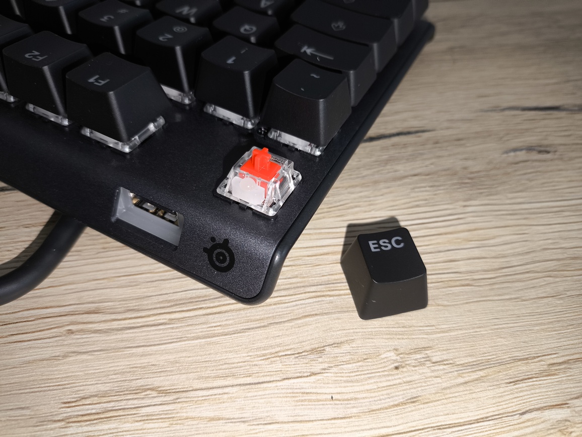 SteelSeries Apex 7 TKL - test. Stara ale wciąż jara. Jednak z kilkoma wadami