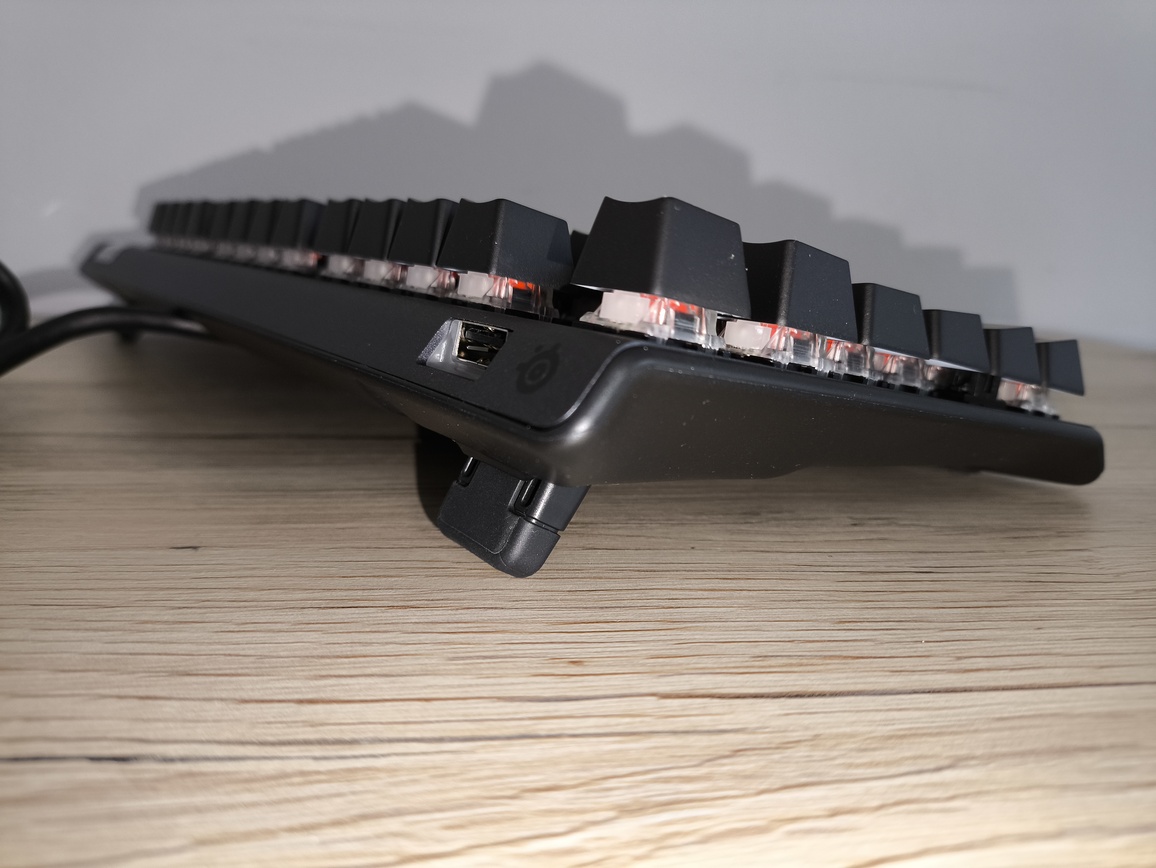SteelSeries Apex 7 TKL - test. Stara ale wciąż jara. Jednak z kilkoma wadami