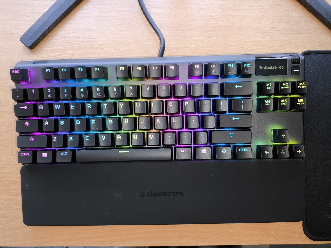 SteelSeries Apex 7 TKL - test. Stara ale wciąż jara. Jednak z kilkoma wadami