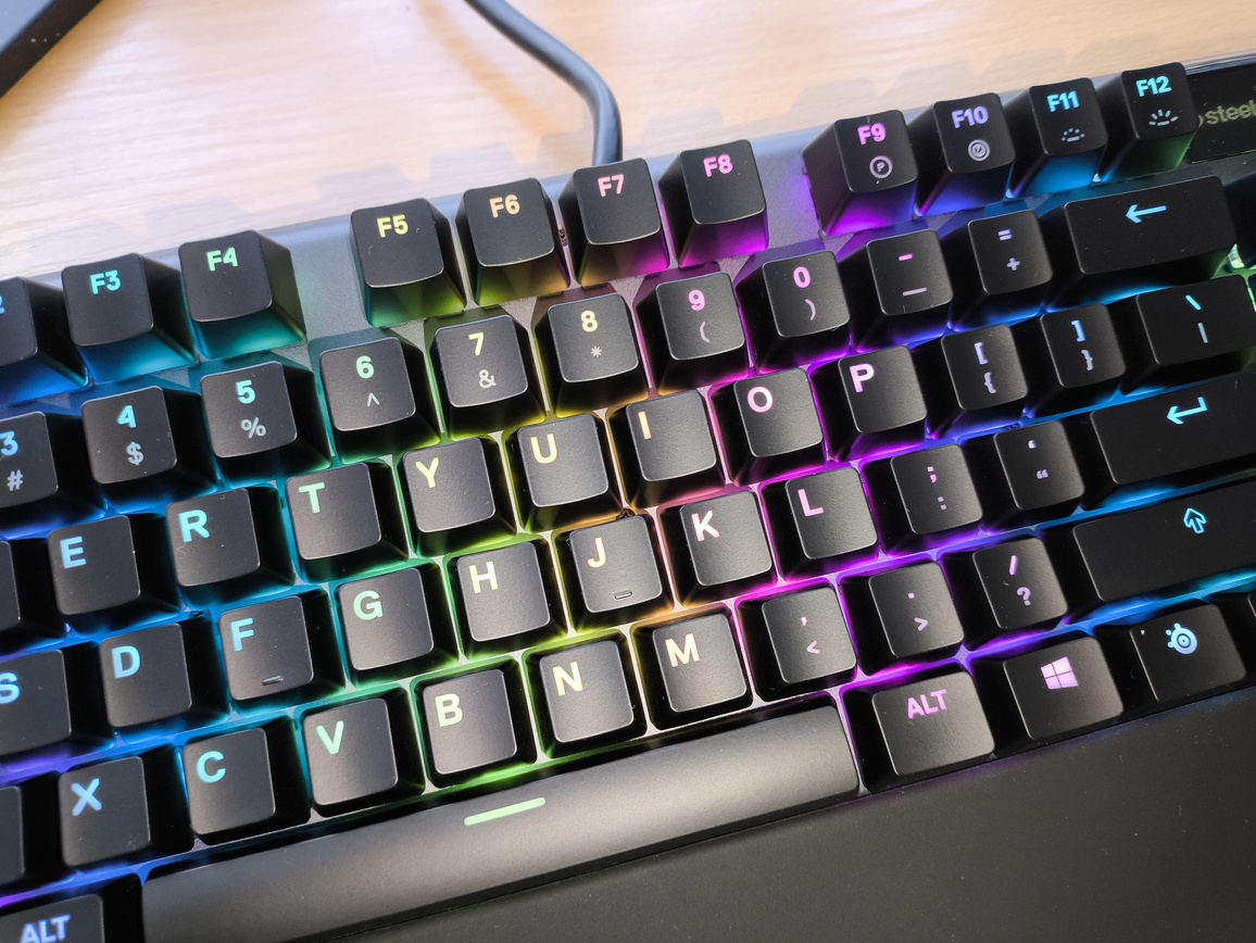 SteelSeries Apex 7 TKL - test. Stara ale wciąż jara. Jednak z kilkoma wadami