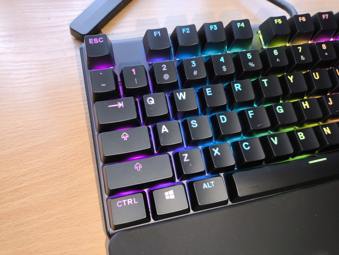 SteelSeries Apex 7 TKL - test. Stara ale wciąż jara. Jednak z kilkoma wadami